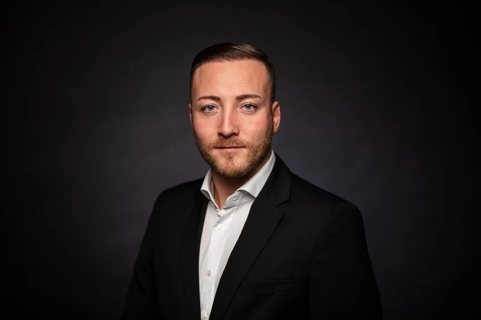 Alexander Rigelhof im schwarzen Anzug mit weißem Hemd